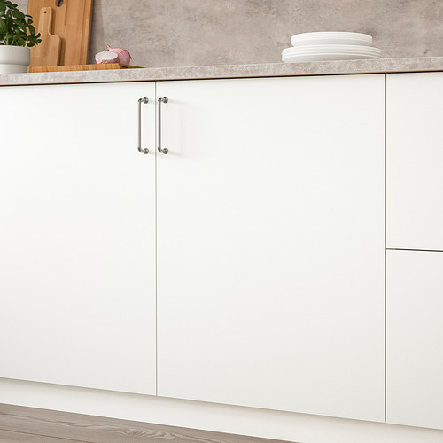 Mueble de cocina blanco con asa, diseñado para un fácil montaje y limpieza. Puerta lisa con un aspecto simple y atemporal y funcionalidad de bisagra incorporada.