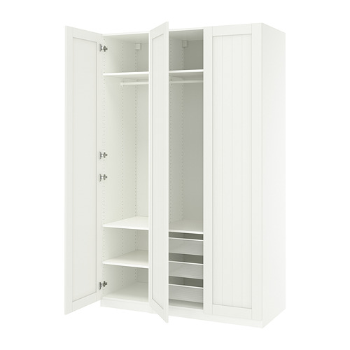 Armario PAX blanco con puertas abiertas, estantes y cesta de malla para almacenamiento. Diseño moderno con patas ajustables y bisagras de cierre suave.