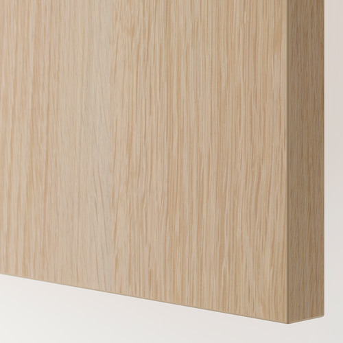 Primer plano de la veta de la madera de color claro, que muestra una textura fina y patrones naturales.