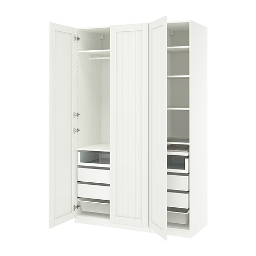 Esta imagen muestra un armario blanco abierto de ikea PAX con estantes y cajones.