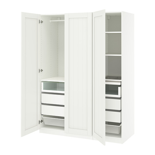 Un armario blanco PAX con puertas abiertas, con estantes y cajones.