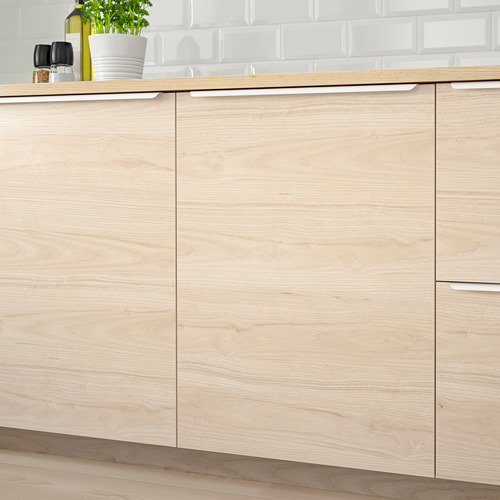 Muebles de cocina modernos con textura de madera de fresno claro y amortiguadores incorporados para un cierre suave.