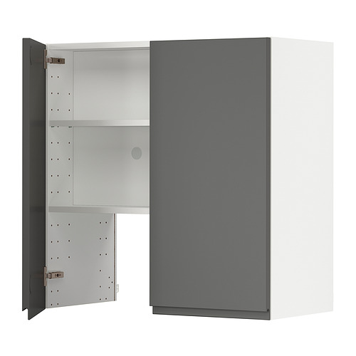 Armario moderno en blanco y negro, puerta abierta, estantes expuestos sobre un fondo blanco.