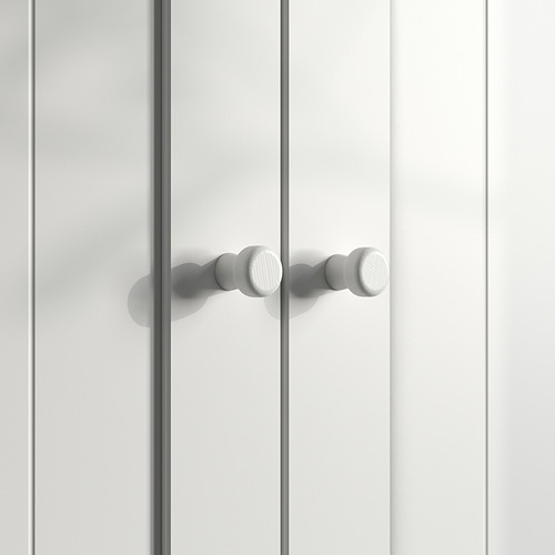 Una puerta de armario GULLABERG blanca con tiradores redondos y modernos.