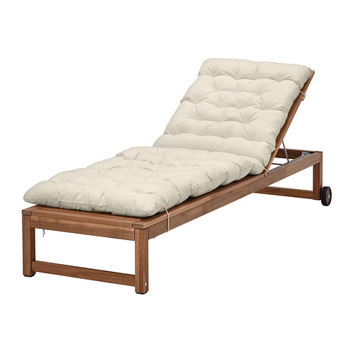 Una tumbona de exterior de color beige con estructura de madera y asiento acolchado, diseñada para la relajación.