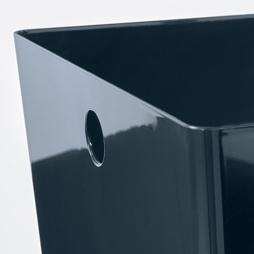 Caja organizadora cuadrada de color oscuro con acabado liso y brillante. Asa de corte único en el lateral, hecha de plástico pet reciclado.