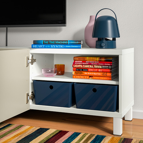 Mueble moderno para televisores con libros, jarrones y cajas de almacenamiento; parte de la serie KUGGIS para organizar artículos.