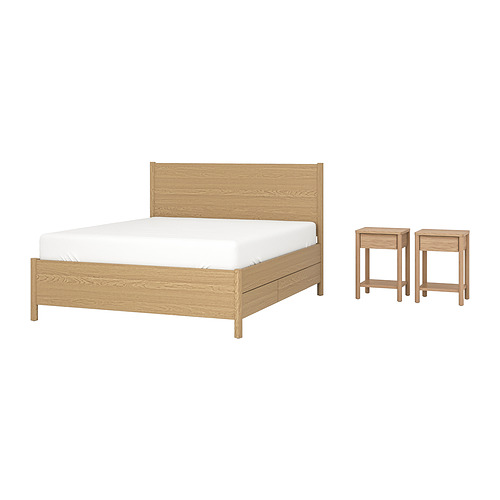 Cama y mesitas de noche de madera en roble claro, diseño sencillo. La cama tiene cabecera alta y 4 cajones; Las mesitas de noche tienen 1 cajón cada una.