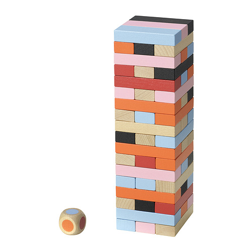 Bloques apilables de colores con dados. Bloques multicolores forman la torre. Bloques de madera de haya y dados.