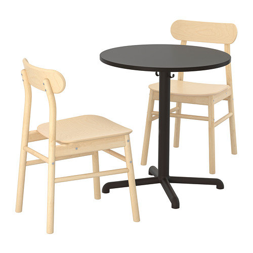 Un set de ESTENSELE de IKEA. Incluye una mesa redonda negra y dos sillas de madera clara con respaldos y asientos curvos, diseñadas para la comodidad y el estilo moderno.