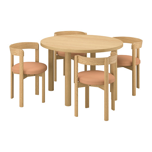 Un juego de comedor de madera clara con mesa redonda y cuatro sillas de cuero color melocotón, diseño escandinavo moderno.