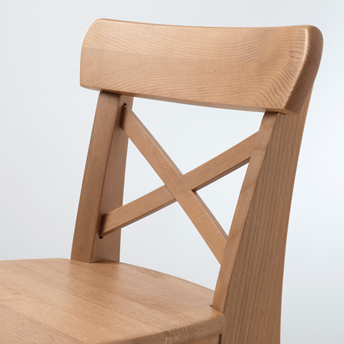 Silla junior de madera bien elaborada con un diseño robusto, perfecta para los niños.