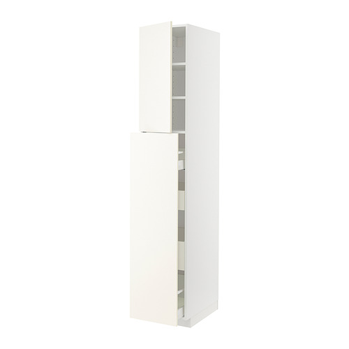 Un mueble de cocina METOD blanco. Tiene un diseño elegante y moderno con múltiples estantes en su interior.