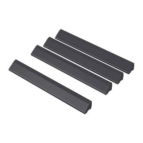 Tres tiras de plástico rectangulares negras, que forman parte del juego de suelos de exterior RUNNEN, colocadas en diferentes ángulos para su exposición.