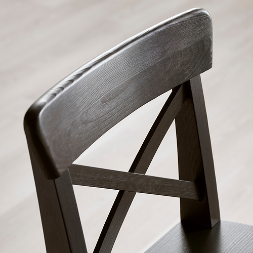 Silla fabricada en pino macizo, con un diseño elegante y una construcción robusta. Estilo moderno y minimalista, ideal para interiores contemporáneos.