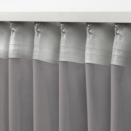 Cortinas con cinta de cabecera y ganchos para facilitar el plisado, difuminando la luz del día para mayor privacidad.