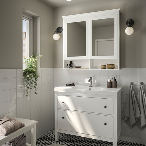 Moderno baño blanco con tocador HEMNES, espejo y toallas.
