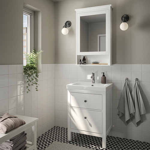 Tocador de baño blanco HEMNES con lavabo, espejo y almacenamiento. Cajones, grifo monomando, toallas y armario con espejo.