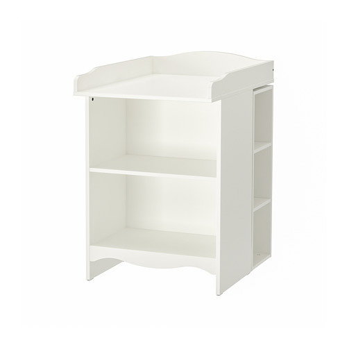 Un cambiador SMÅGÖRA blanco con estantes para artículos de cuidado del bebé. Diseño simple con almacenamiento abierto.