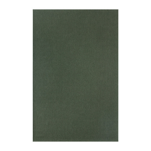 Una alfombra MORUM de color verde oscuro, de forma rectangular, con una superficie de tejido plano y un respaldo de caucho sintético.