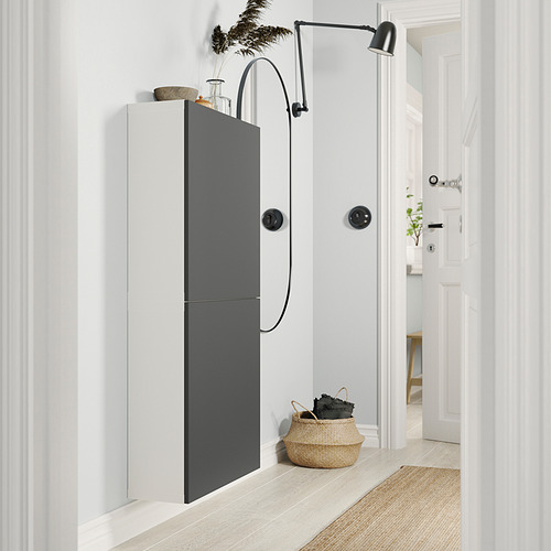 Moderno armario de pared blanco y gris con detalles en negro, con un diseño elegante y una cesta de almacenamiento, montado en una pared prístina.