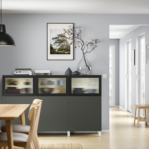 Sala de estar moderna con mueble IKEA BESTÅ, elementos decorativos e iluminación elegante.