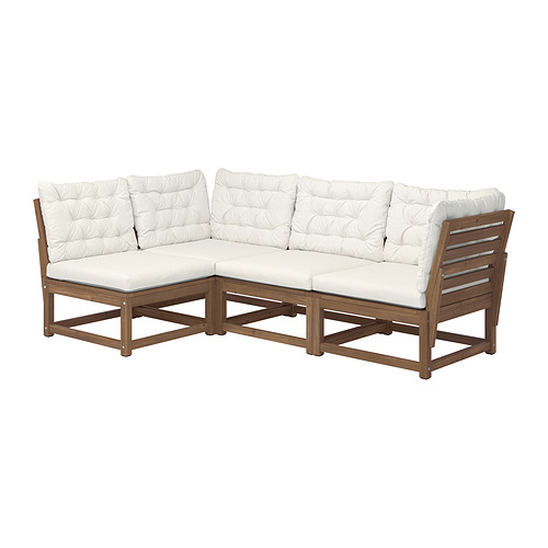 Sofá de exterior en forma de L con cojines blancos, fabricado en madera de acacia y poliéster para mayor comodidad y durabilidad.