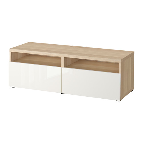 Mueble de TV IKEA BESTÅ: encimera de roble claro, cajones blancos, forma rectangular, diseño minimalista, gestión de cables, cajones de cierre suave.