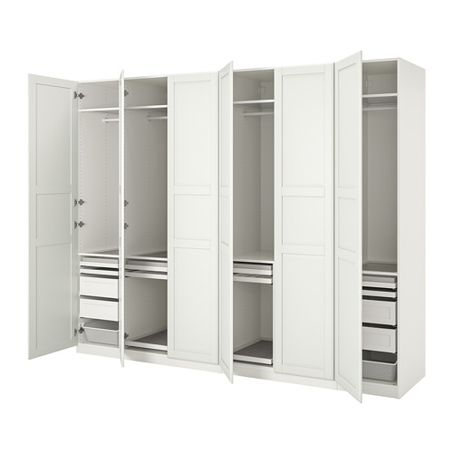 Un armario blanco de ikea PAX con puertas abiertas, con estantes de almacenamiento y compartimentos.