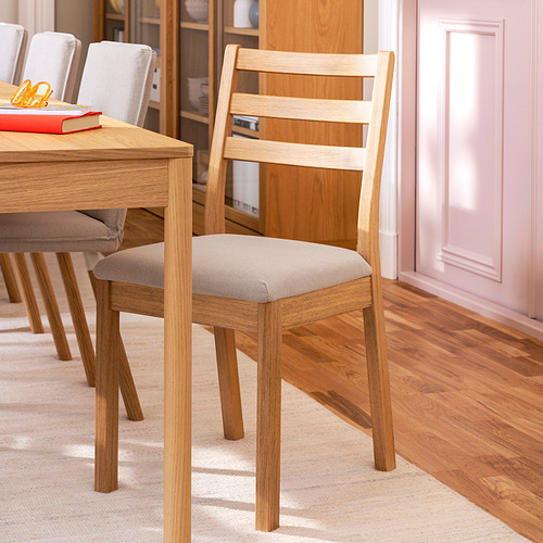 Silla TONSTAD: madera clara, cojín beige, diseño de respaldo de escalera. Complementa las mesas TONSTAD, de tamaño más sencillo.