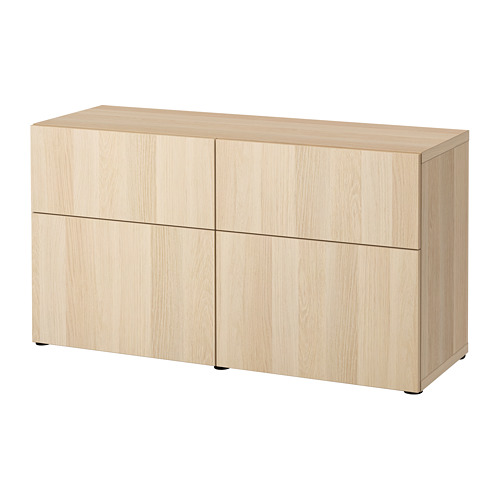 Aparador BESTÅ de madera clara con cuatro puertas, dos con cajones, diseño limpio.
