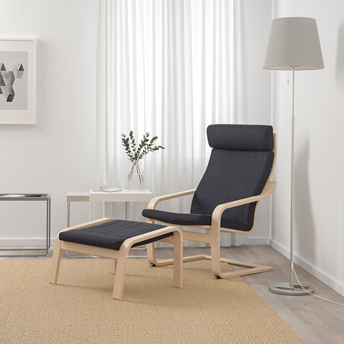 Espacio habitable minimalista con sillón POÄNG azul, reposapiés a juego, lámpara y planta. Las paredes claras y la alfombra beige crean un ambiente acogedor.