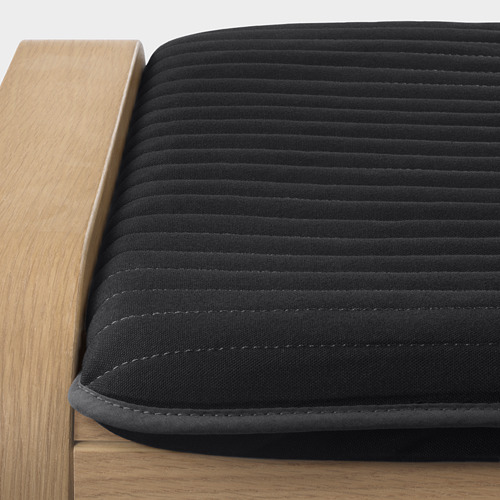 Taburete cubierto, paño oscuro, líneas horizontales, borde de madera.