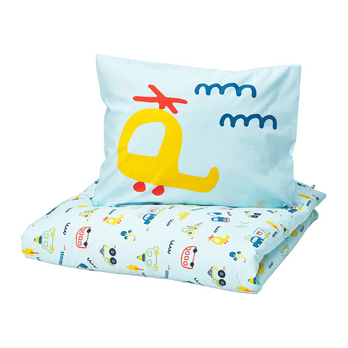 Una almohada para niños BARNDRÖM en azul con un diseño de monstruo amarillo y varios estampados de juguetes. Tiene forma cuadrada, hecha de 100% algodón.