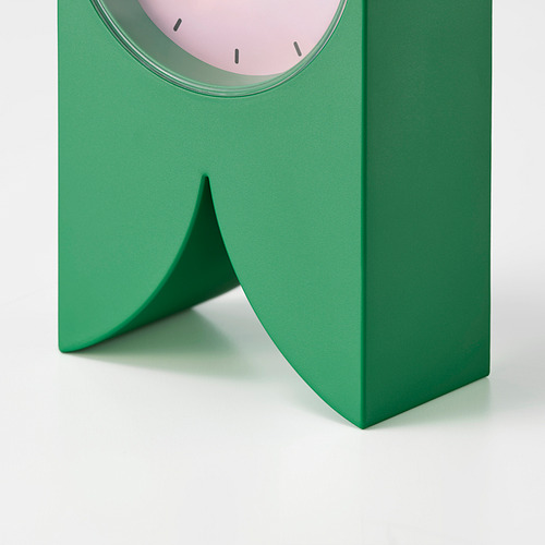 Reloj moderno verde en soporte; Diseño minimalista.