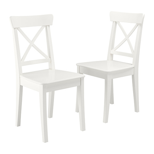 Dos sillas INGOLF blancas. Diseño sencillo, cuadrado, madera maciza con acabado de pintura acrílica.