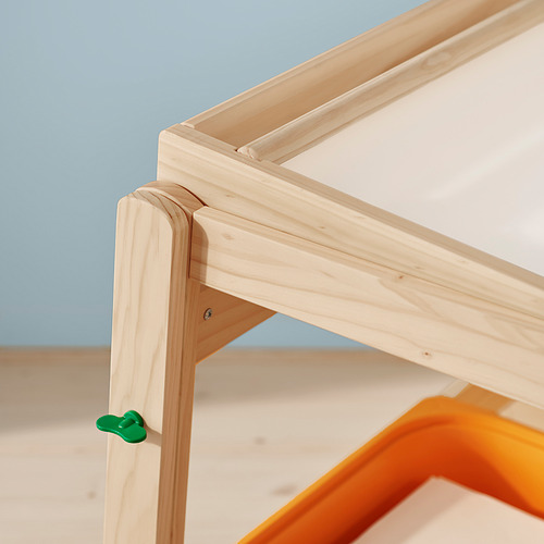 Esquina de escritorio FLISAT de madera, que muestra un acabado de madera natural y una construcción robusta con altura ajustable y parte superior en ángulo.