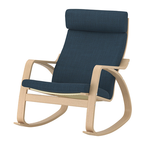 Mecedora POÄNG, madera clara, cojines, respaldos y asiento azul oscuro, forma curvada, respaldo alto, diseño cómodo y ergonómico.