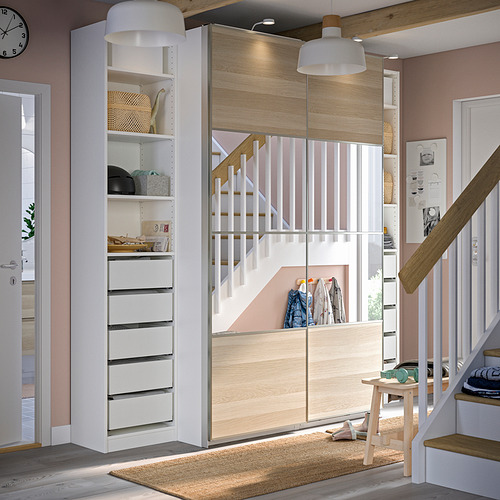 Entrada moderna con muebles blancos y de madera clara: armario, estanterías y escaleras; organizados con cestas y accesorios.