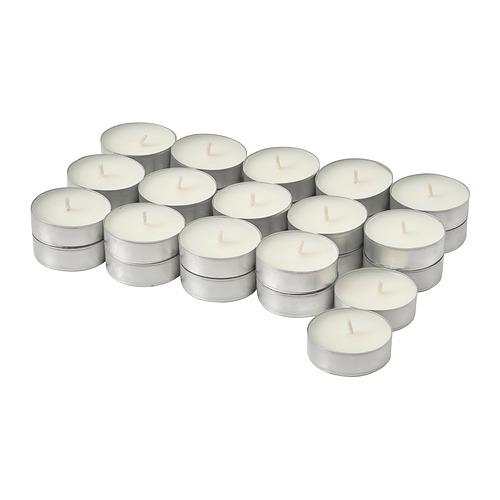 Colección de velas pequeñas, redondas, blancas en recipientes de metal plateado, cuidadosamente dispuestas.