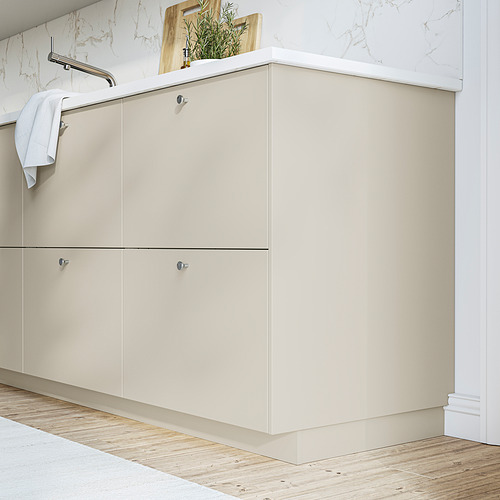 El armario HAVSTORP beige con superficies lisas complementa las paredes de mármol y los suelos de madera, ofreciendo un amplio espacio de almacenamiento para un baño moderno.