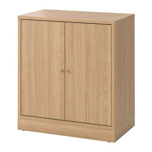 Un mueble de roble TONSTAD con dos puertas y un acabado claro. Tiene una forma rectangular y un diseño sencillo, adecuado para un almacenamiento versátil.