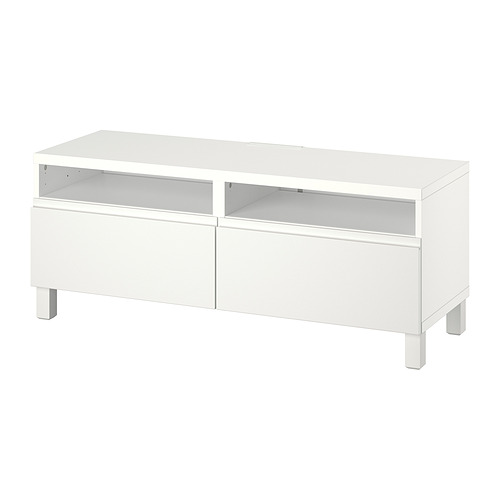 Un mueble de tv blanco BESTÅ con dos cajones y estantes abiertos para la gestión de cables y el almacenamiento.