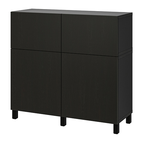 Un armario de almacenaje BESTÅ de ikea negro con cuatro puertas, de pie sobre cuatro patas. El armario es rectangular con un acabado liso.