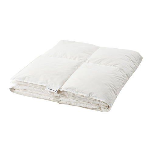 Un edredón blanco fjällräven FJÄLLARNIKA. Su forma rectangular con compartimentos cosidos, diseñada para el calor con una funda de algodón y relleno de plumón.