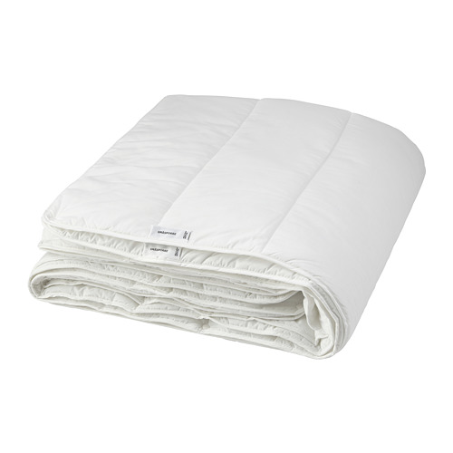 Manta blanca de tela reciclada doblada, acolchada, diseño sencillo.
