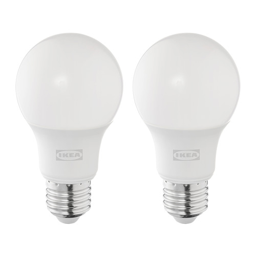 Dos bombillas led SOLHETTA de ikea, de color blanco cálido, forma esférica, hechas de plástico, se iluminan al instante.