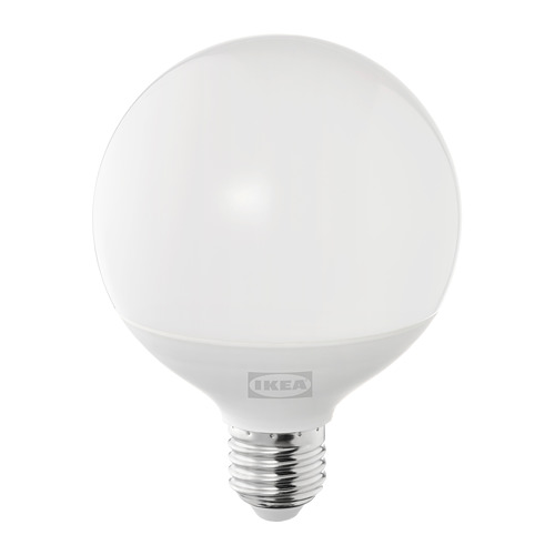 Bombilla led SOLHETTA de Ikea, de color blanco cálido, esférica, de plástico.