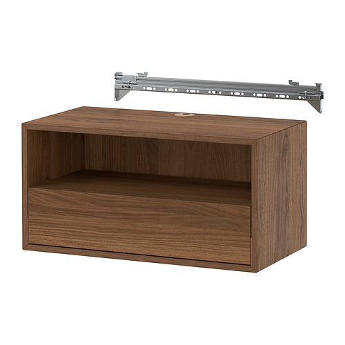 Un mueble de almacenamiento de pared EKET marrón con un riel de suspensión metálico. Tiene compartimentos abiertos y un diseño elegante.