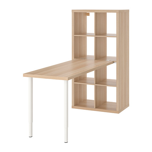 Un mueble combinado KALLAX de ikea en roble claro con escritorio y estanterías.